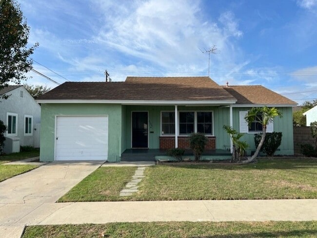 Building Photo - Home with Great Outdoor Space!