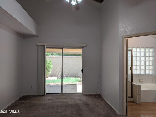 Building Photo - 1321 N Jamaica Way