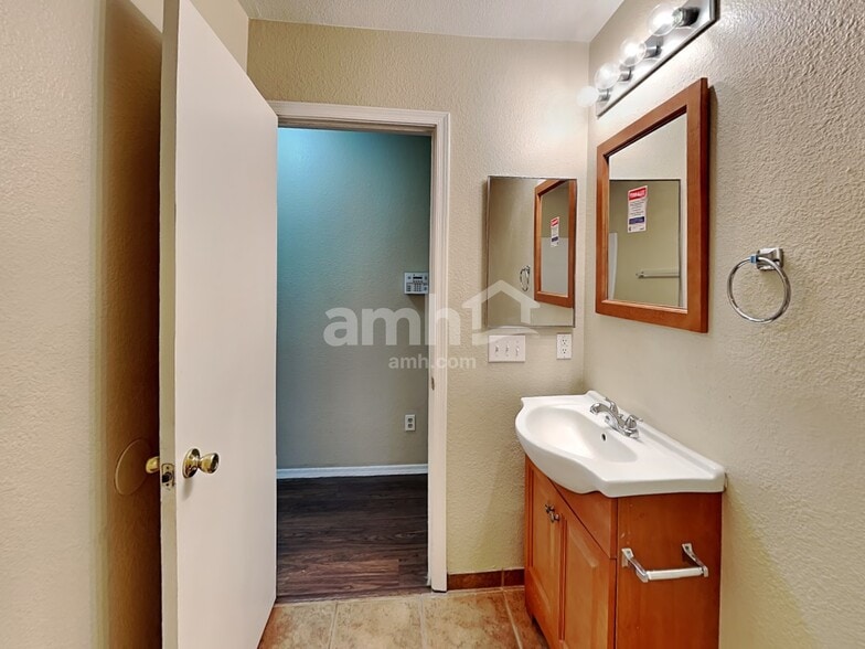 Building Photo - 5895 E Tercel Dr