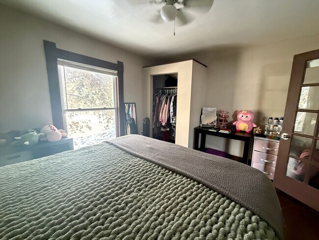 Building Photo - Spacious Three Bedroom Single Family near John Ball Zoo!