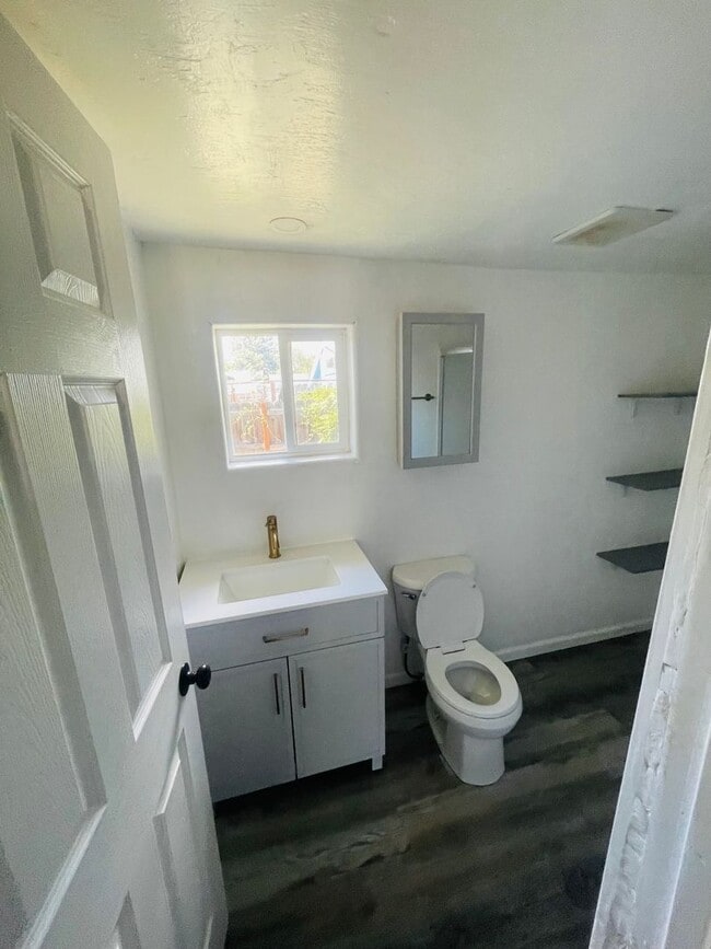 Building Photo - Cozy 2bdrm 1 bath house with yard and exte...