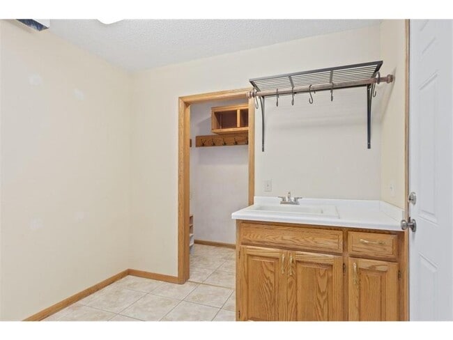 Building Photo - 7140 Willow View Cove