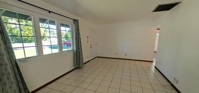 Building Photo - 3 Bedroom Home in the Hudson Manor Community Near S McClintok Dr and E Apache Blvd!