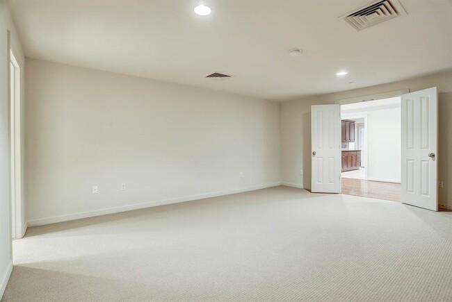 Building Photo - 914 N Main St