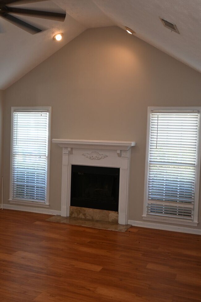 Building Photo - NE-Columbus-3 Bedrooms & 2 full Baths-Move...