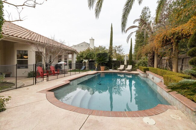 Building Photo - Luxurious Furnished Spanish-Style Home wit...
