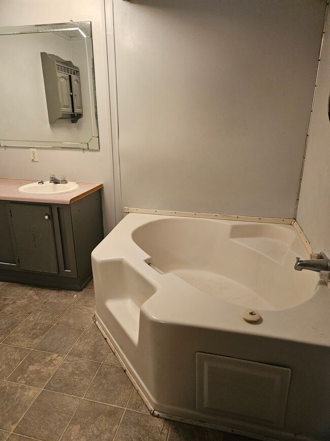 Building Photo - 2 Bedroom, 2 Bath Mobile Home in Yorktowne, Winchester!