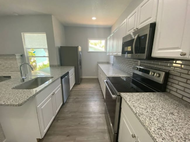 Building Photo - 2 Bedroom 1 Bath Duplex in Lakeland for RENT!