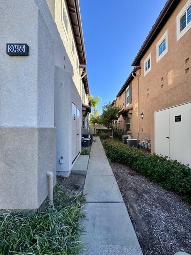 Building Photo - Beautiful and Spacious 3 Bedroom 2.5 Bath ...