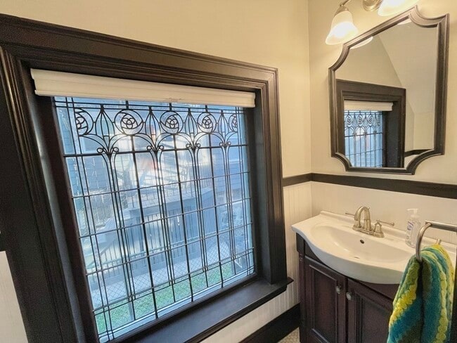 Building Photo - 102 Thurston St