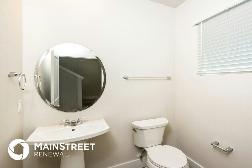 Building Photo - 816 E Voorhis Ave