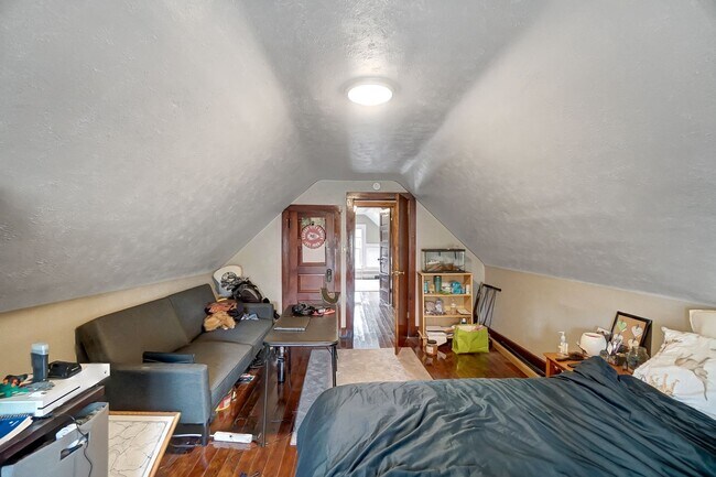 Building Photo - 350 Volkert St