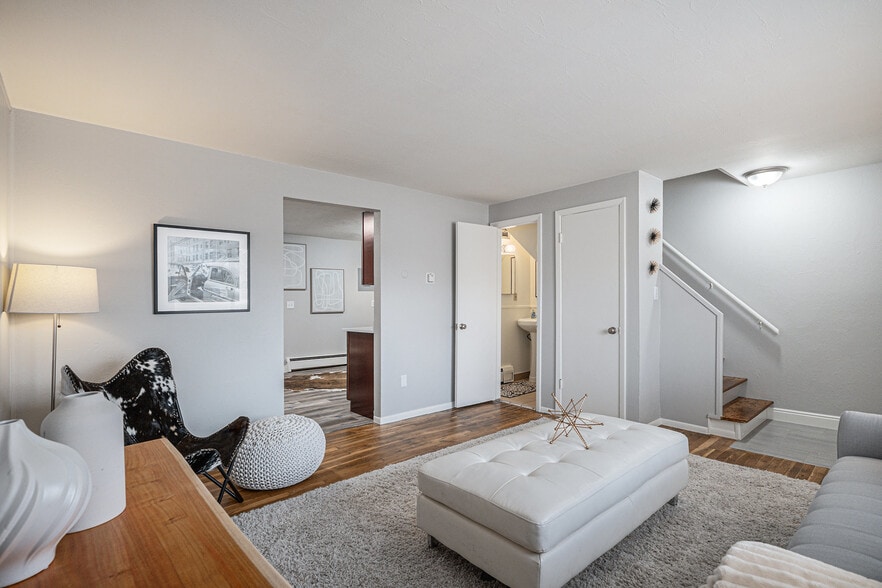 Living room - 4502 Everett Ct