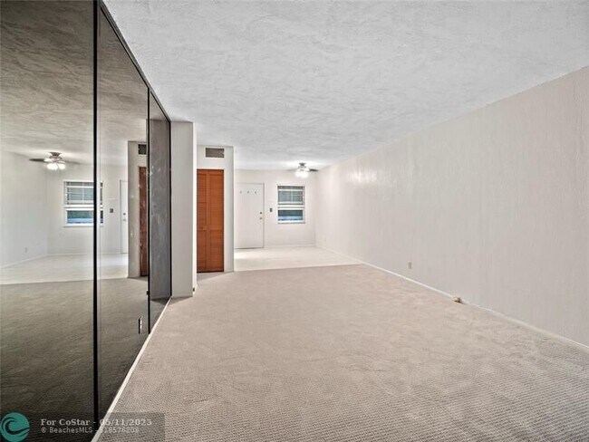 Building Photo - 2555 NE 11th St