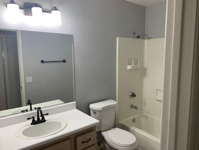 Building Photo - 3 Bedroom/2 Bathroom home has spacious lan...