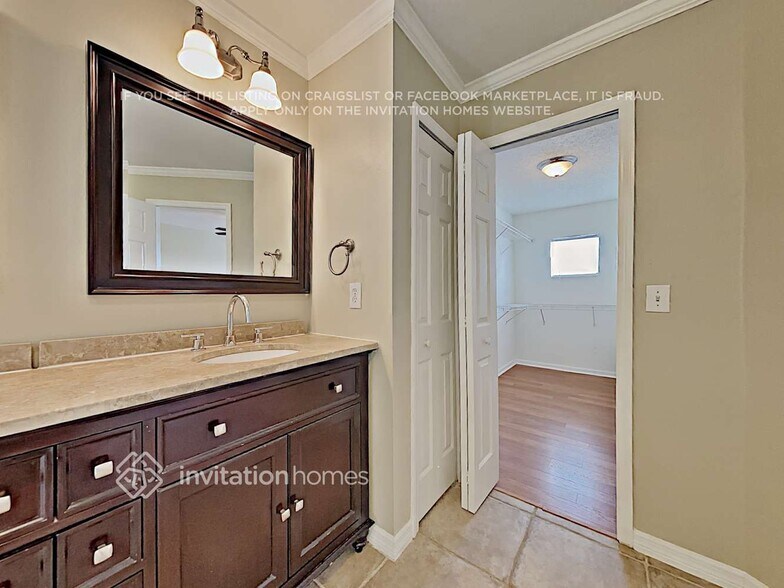 Building Photo - 12725 Longcrest Dr
