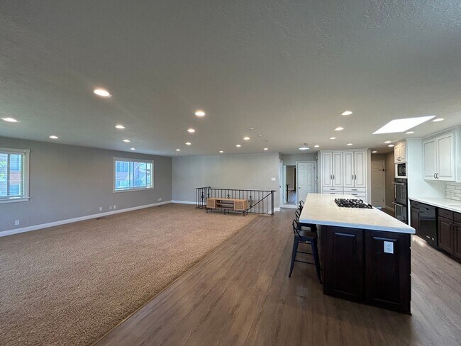 Building Photo - 428 200 E