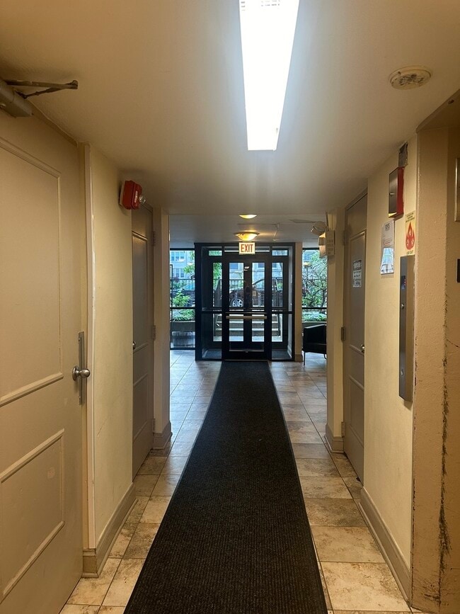 Building Photo - 1415 W Lunt Ave