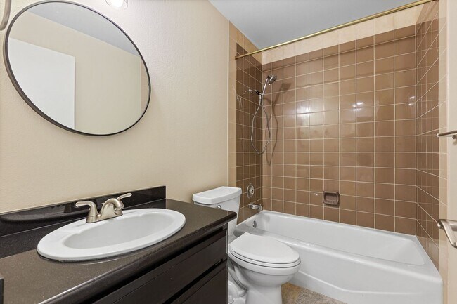 Building Photo - Beautiful Downtown Coeur d' Alene Condo  w/ Amazing Views!