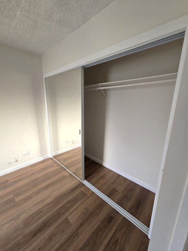 Building Photo - Spacious 2br/1.5ba/2pkg Condo in Waikiki