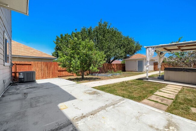 Building Photo - 5635 Midcrown Dr
