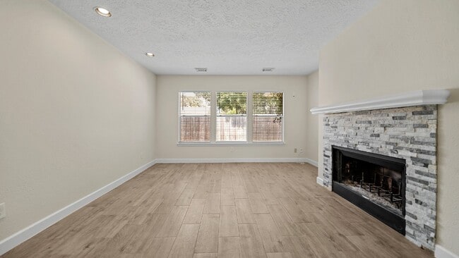 Building Photo - Lovely three-bedroom residence located on a cul-de-sac in Pearland ISD.