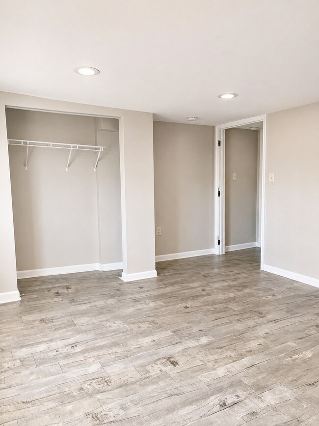 Building Photo - *** Amazing Apartment in Mt. Washington * Pet Friendly * Duplex style * Available Now * Spacious ...