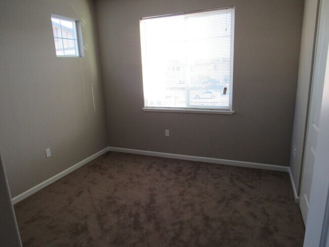 Building Photo - Beautiful 4 Bed/ 2.5 Bath Home close to Pi...