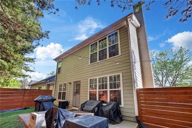 Building Photo - 9899 Vista Cir