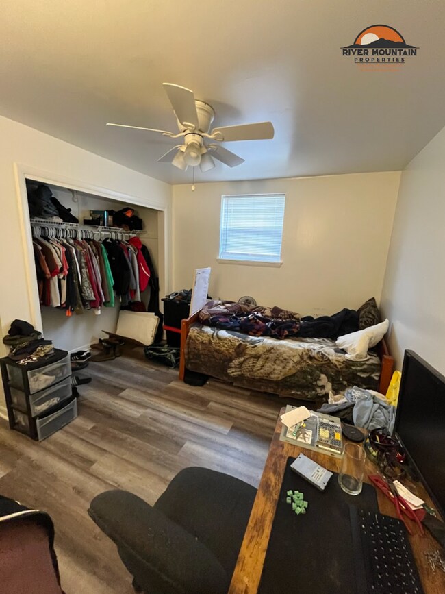 Building Photo - Updated Apartment Near Downtown – Prime Location!