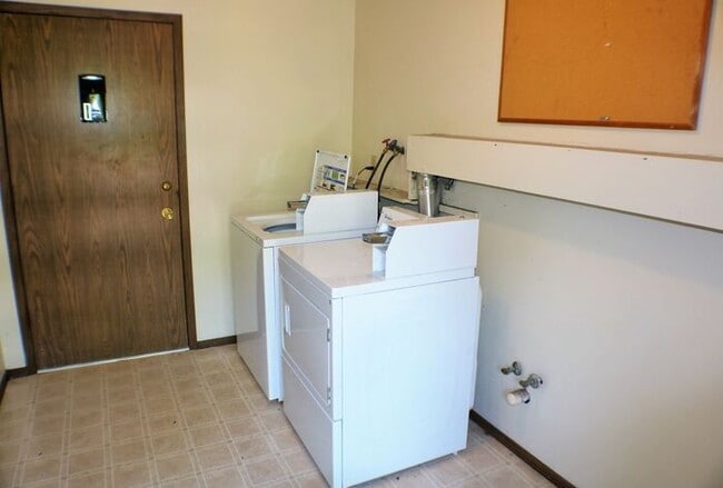 Building Photo - $925 | 2 Bedroom, 1 Bathroom Apartment | N...