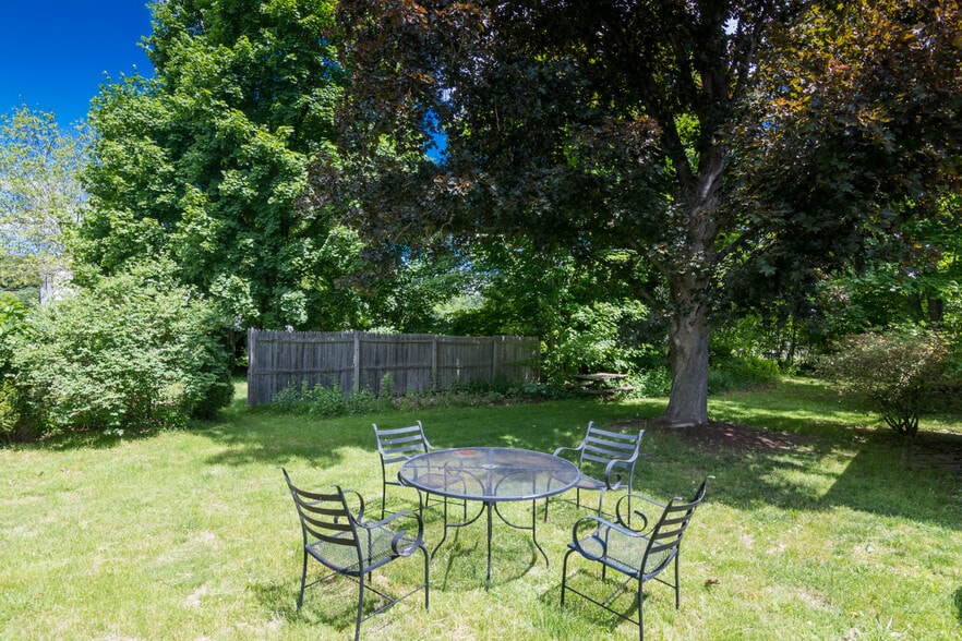 Nice shade tree with patio set for enjoying the shared backyard - 5 Greenwood Ct