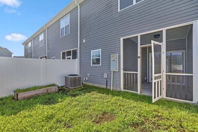 Building Photo - Carolina Forest Townhome- Available Now!