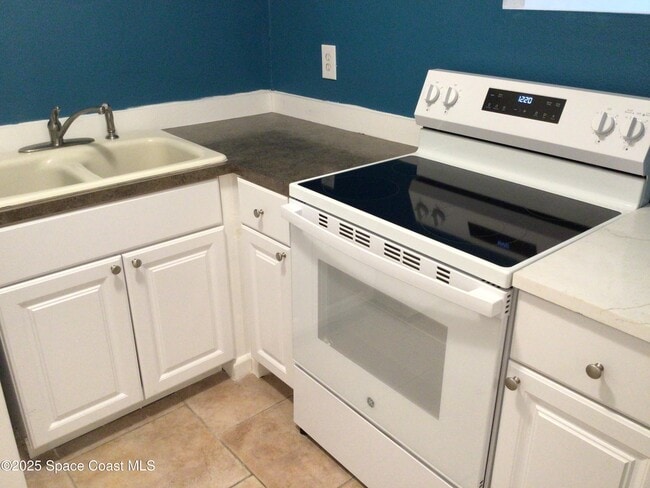 Building Photo - 220 Columbia Dr