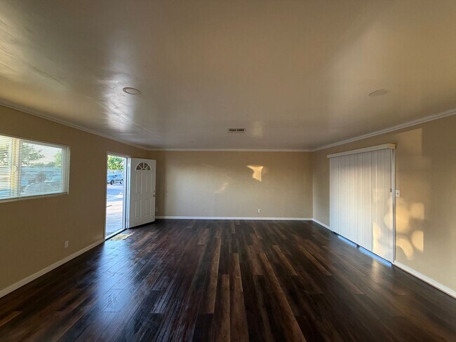 Building Photo - Affordable 3 BD 2 BA house in SW Bakersfield on a corner lot