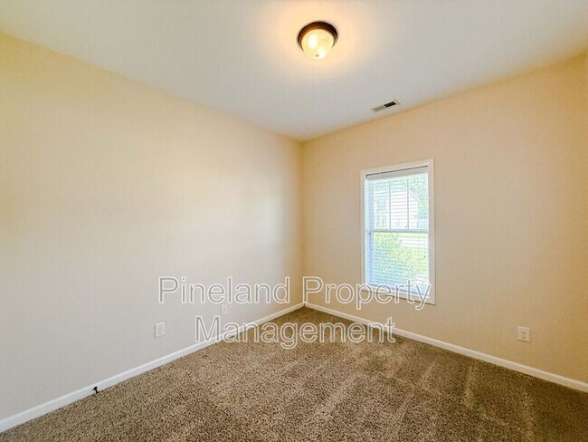 Building Photo - 728 Roanoke Dr