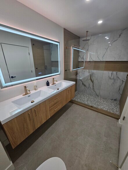 Building Photo - 266 E Via Escuela