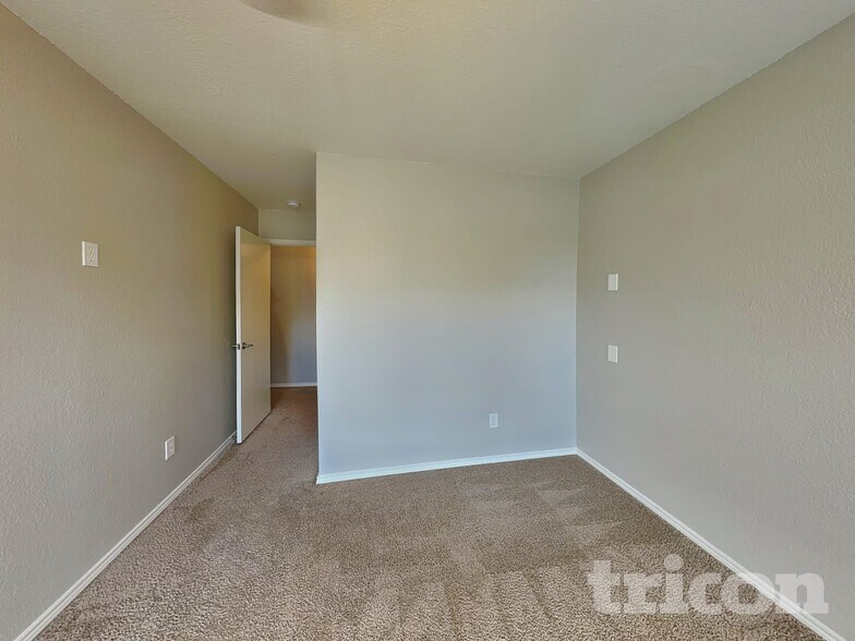 Building Photo - 851 Village Point Ln