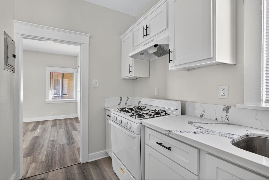 Building Photo - 905 Cherry Ave