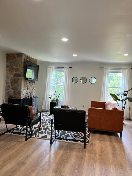 Common room - 8427 Snowden Oaks Plz