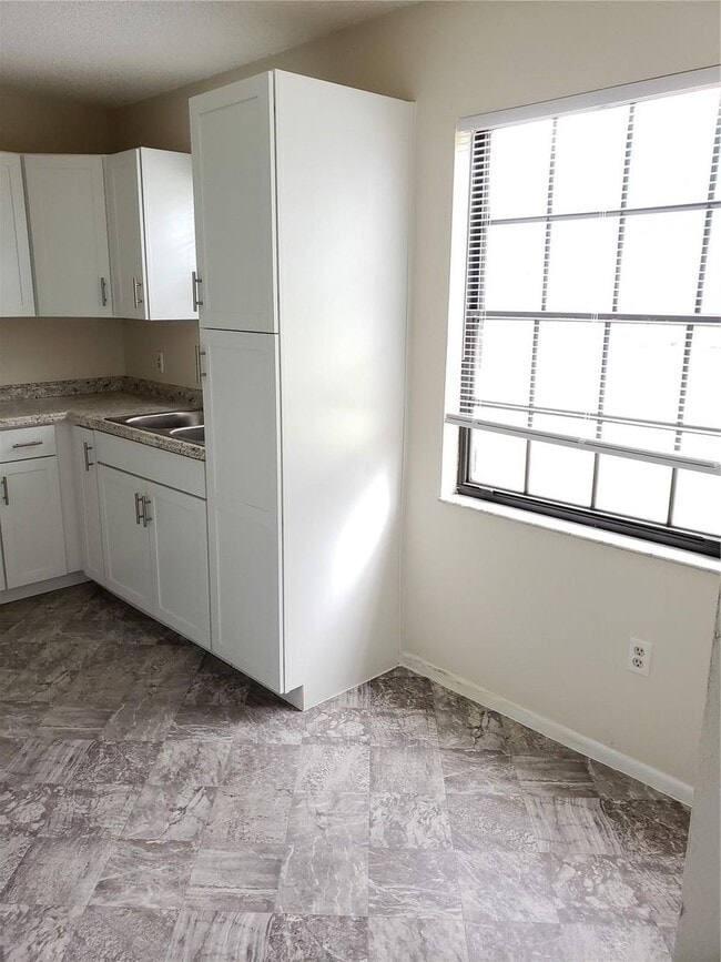 Building Photo - 2/2 Home in Silver Springs Shores Lake Joy...