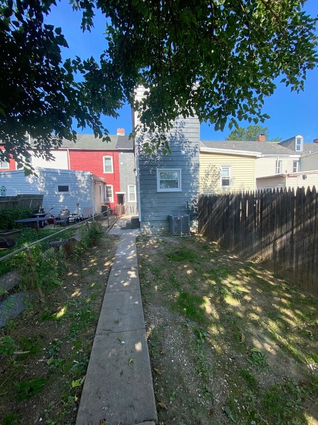 Building Photo - Beautiful 3-Bedroom Home!