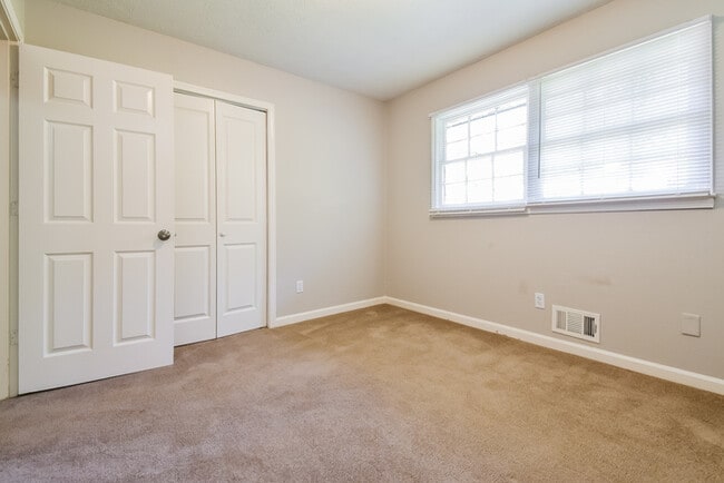 Building Photo - 1821 Pine Creek Dr