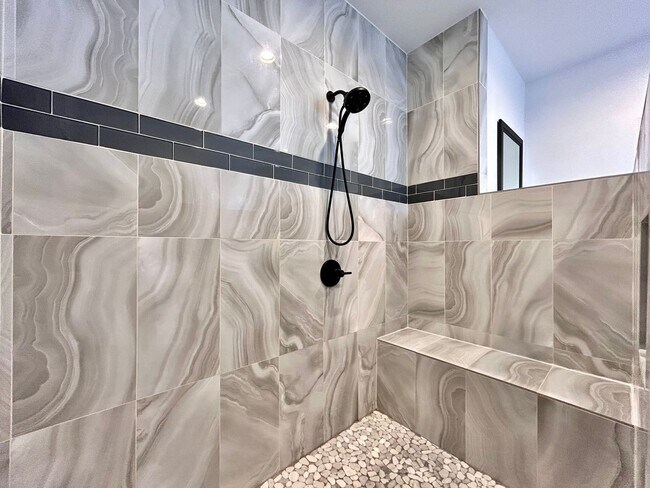 Building Photo - Modern 2 Bed / 2 Bath Home with Stylish Upgrades