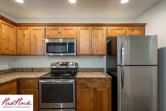 Building Photo - Conveniently located 3 Bedroom Townhome