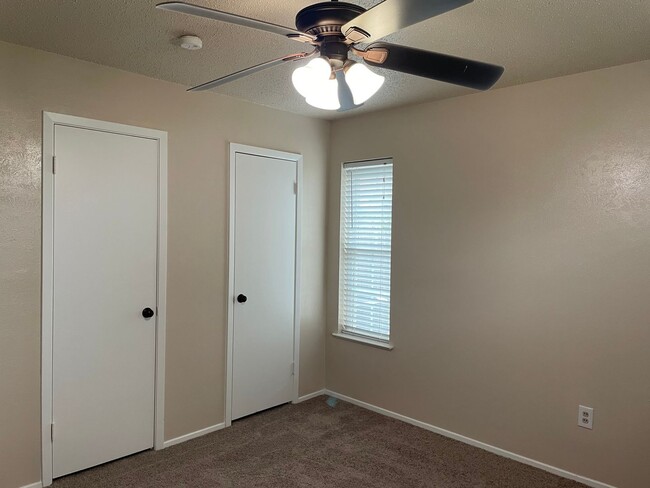 Building Photo - Application Received | Single-Story 3 Bed, 2 Bath | Prime Waco Location | Cul-de-Sac Lot with Gar...