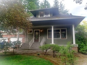 Building Photo - Large Unique House in Milwaukie with Big F...