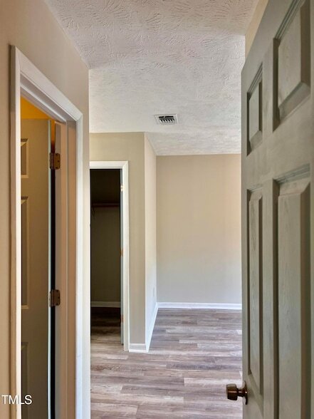 Building Photo - 1006 Wood Creek Dr