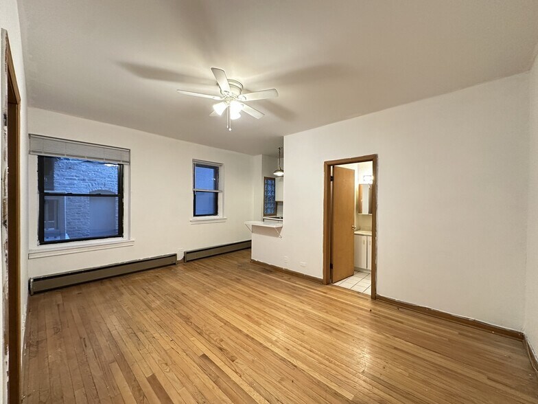 Building Photo - 634 W Barry Ave