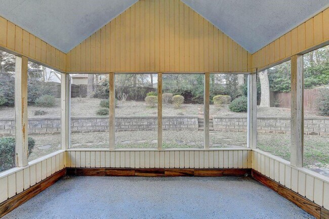 Building Photo - 200 Pine Bridge Trail